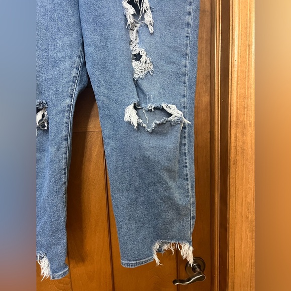 Hollister Curvy Ultra High Rise Vintage Straight Distressed Jeans Size 34 / 19S - Picture 6 of 15